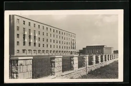 AK Györ, Langes Flachgebäude und Nebanbau hinter einer Mauer