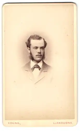 Fotografie J. M. Young, North Wales, Herr mit Koteletten