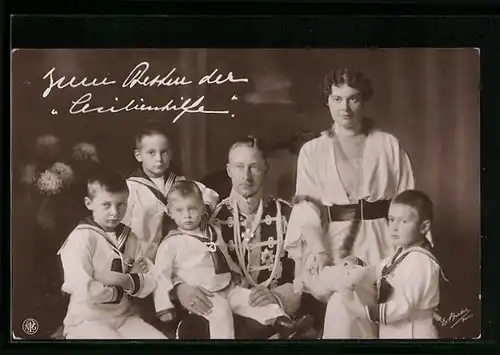 AK Kronprinzessin Cecilie mit dem Mann in Uniform und vier Kindern