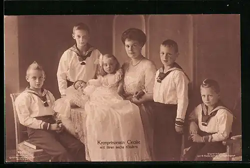 AK Kronprinzessin Cecilie mit ihren sechs Kindern auf einem Gruppenfoto