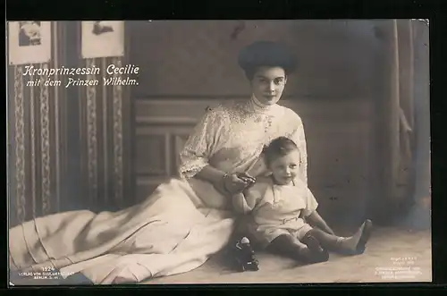 AK Kronprinzessin Cecilie mit dem Prinzen Wilhelm auf dem Boden sitzend