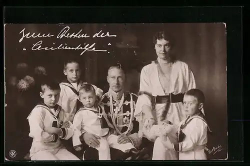 AK Kronprinzessin Cecilie auf einem Familienfoto mit vier Kindern und Ehegatten