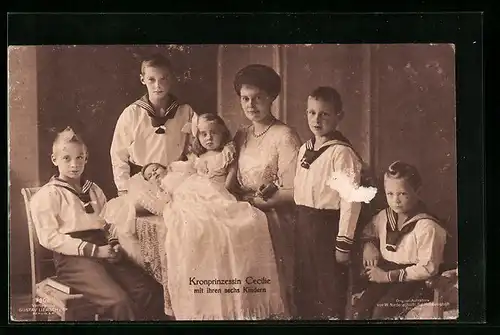 AK Kronprinzessin Cecilie mit ihren sechs Kindern auf einem Familienfoto