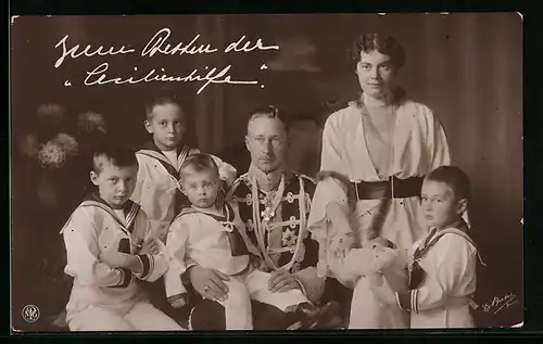 AK Kronprinzessin Cecilie mit dem Ehegatten in Uniform und vier Kindern abgelichtet