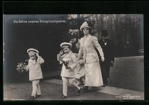 AK Kronprinzessin Cecilie mit ihren Söhnen im Park gesehen