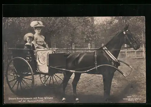 AK Kronprinzessin Cecilie gemeinsam mit Prinz Wilhelm auf der Spazierfahrt in einer Kutsche