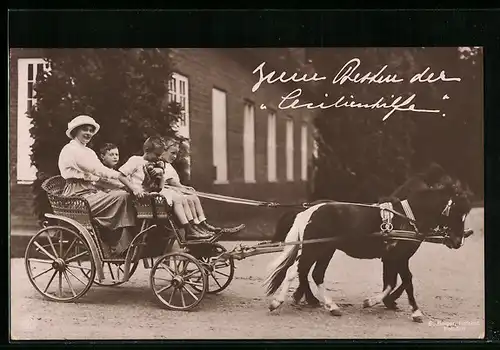 AK Kronprinzessin Cecilie in einer Kutsche mit drei ihrer Kinder unterwegs