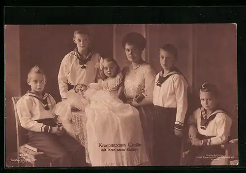AK Kronprinzessin Cecilie in einer Szene mit ihren sechs Kindern abgelichtet