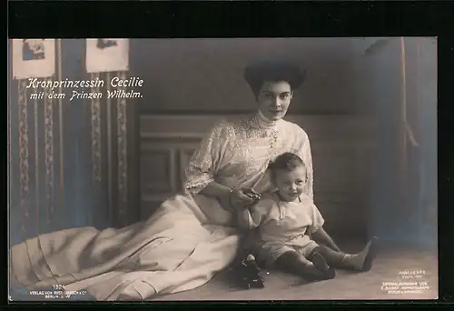 AK Kronprinzessin Cecilie mit dem Prinzen Wilhelm auf dem Boden sitzend abgelichtet