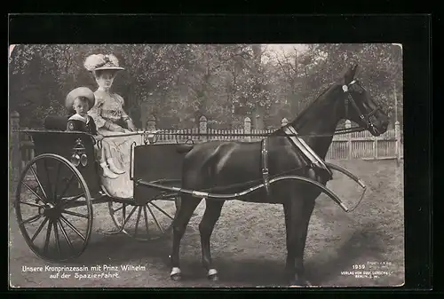 AK Kronprinzessin Cecilie mit Prinz Wilhelm auf der Spazierfahrt in einer Kutsche