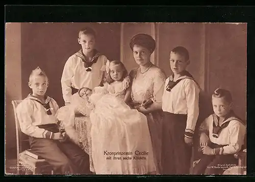 AK Kronprinzessin Cecilie abgelichtet auf einem Familienbild mit ihren sechs Kindern