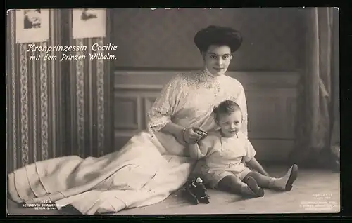 AK Kronprinzessin Cecilie sitzt mit ihrem Sohn Prinz Wilhelm auf dem Boden
