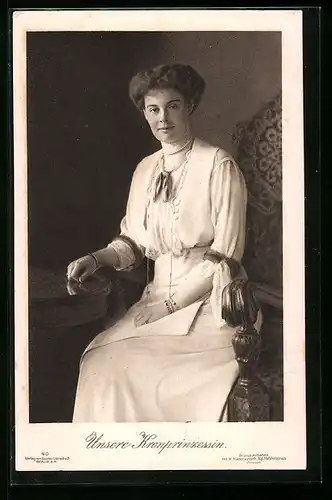 AK Kronprinzessin Cecilie im weissen Kleid in einem herrschaftlichen Sessel sitzend