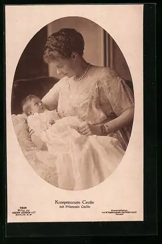 AK Kronprinzessin Cecilie mit der Prinzessin Cecilie im Arm