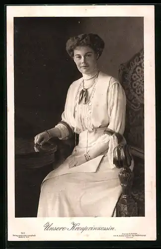 AK Kronprinzessin Cecilie sitzend in einem weissen Kostüm abgelichtet