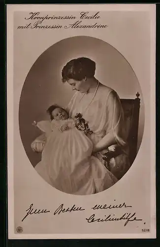 AK Kronprinzessin Cecilie mit der Prinzessin Alexandrine im Arm