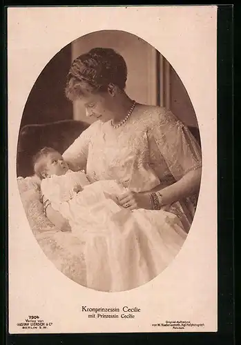 AK Kronprinzessin Cecilie blickt ihrer neugeborenen Prinzessin Cecilie in die Augen
