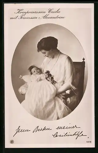 AK Kronprinzessin Cecilie mit der Prinzessin Alexandrine im Arm abgelichtet