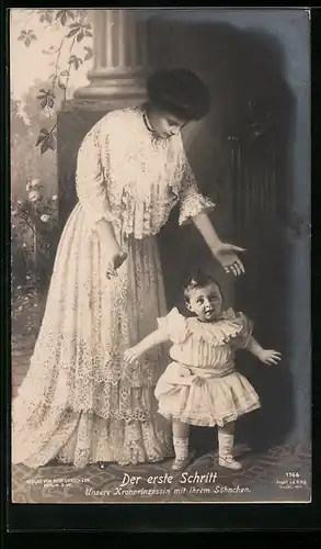 AK Kronprinzessin Cecilie begleitet den ersten Schritt des Söhnchen