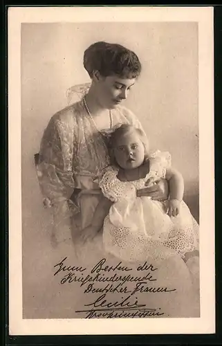 AK Kronprinzessin Cecilie mit Tochter im weissen Kleid auf dem Arm