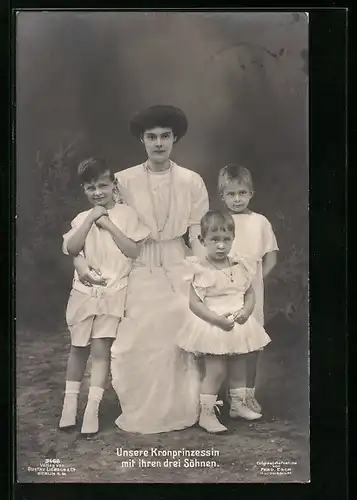 AK Kronprinzessin Cecilie gemeinsam mit den drei Söhnen