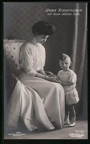 AK Kronprinzessin Cecilie zusammen mit dem ältesten Sohn auf dem Sofa