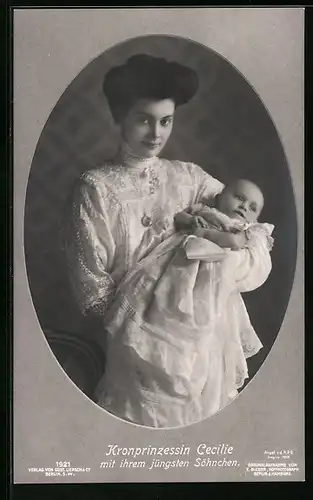 AK Kronprinzessin Cecilie mit dem jüngsten Sohn auf dem Arm