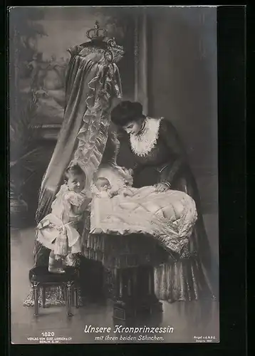 AK Kronprinzessin Cecilie an der Wiege mit den beiden Söhnen