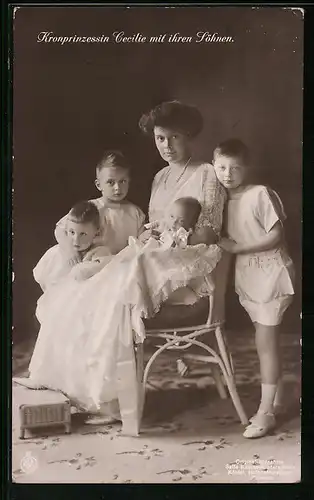 AK Kronprinzessin Cecilie zusammen mit den vier Söhnen portraitiert