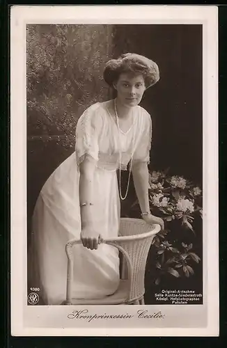 AK Kronprinzessin Cecilie auf einen Stuhl gestützt abgelichtet