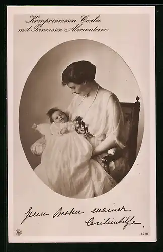 AK Kronprinzessin Cecilie mit der Prinzessin Alexandrine auf dem Arm