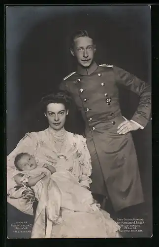 AK Kronprinzessin Cecilie mit dem Sohn auf dem Arm, der Gatte in Uniform steht dahinter