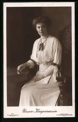 AK Kronprinzessin Cecilie sitzt herrschaftlich auf einem Stuhl