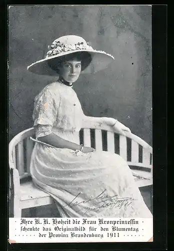 AK Kronprinzessin Cecilie zum Blumentag mit einem grossen Sommerhut auf einer Bank sitzend