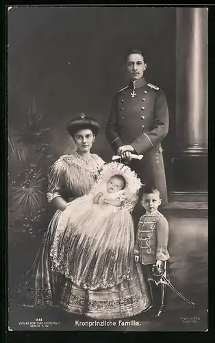 AK Kronprinzessin Cecilie mit dem Kronprinzen und zwei Söhnen abgelichtet