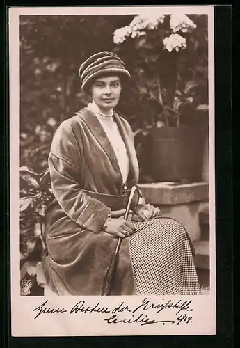 AK Kronprinzessin Cecilie im Mantel mit Hut und Schirm im Garten