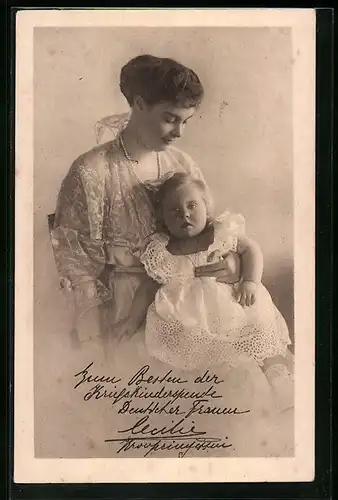 AK Kronprinzessin Cecilie mit Tochter auf dem Schoss, liebevoller Blick