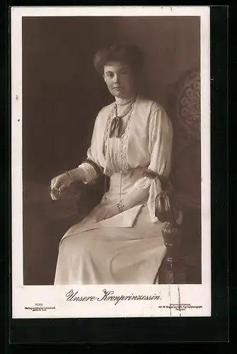 AK Kronprinzessin Cecilie sitzend im weissen Kleid portraitiert