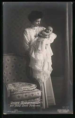 AK Kronprinzessin Cecilie mit dem Prinzen Louis Ferdinand auf dem Arm