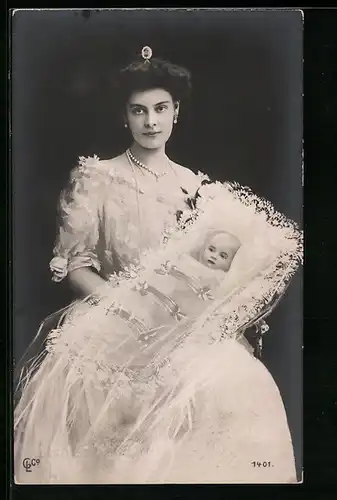 AK Kronprinzessin Cecilie im weissen Kleid mit Baby auf dem Arm