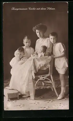 AK Kronprinzessin Cecilie mit ihren vier Söhnen abgelichtet