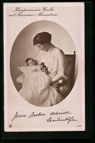 AK Kronprinzessin Cecilie im weissen Kleid mit Prinzessin Alexandrine auf dem Arm