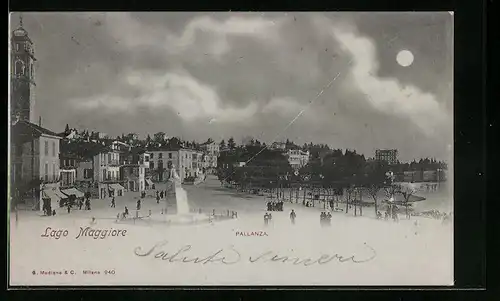 AK Pallanza, Lago Maggiore, Passanten auf der Promenade am Denkmal