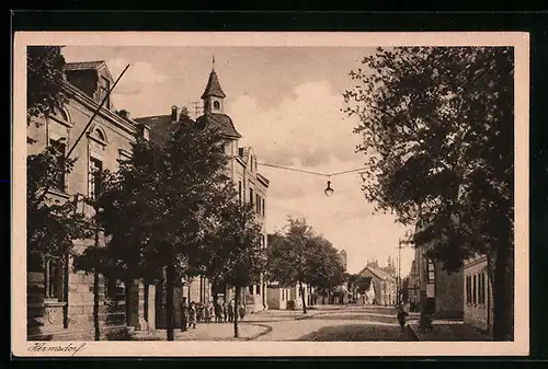 AK Hermsdorf i. S.A., Kinder auf dem Gehweg, Blick über die Bahnhofstrasse