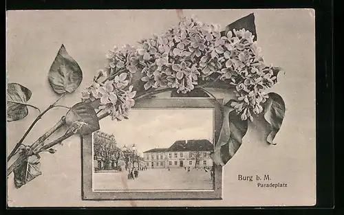 AK Burg b. Magdeburg, Passanten auf dem Paradeplatz, Blumenschmuck