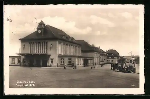 AK Glauchau i. Sa., Autobus vor dem Neuen Bahnhof