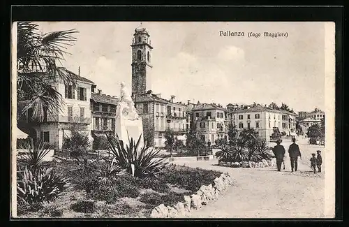 AK Pallanza, Lago Maggiore, Passanten auf der Promenade vor dem Monument