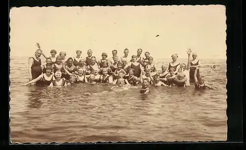 AK Menschen in einer Gruppe im Meer abgelichtet in Bademode