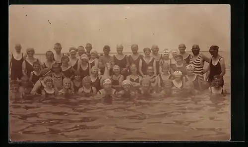 AK Gruppenbild Badegäste in damaliger Bademode