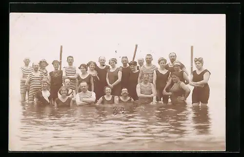 AK Gruppenbild weiblicher und männlicher Badegäste in Bademode